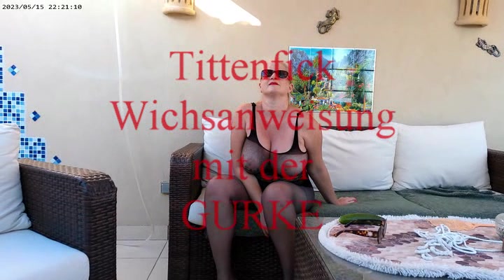 Tittenfick die geile Wichsanleitung mit der Gurke Ja du kleine Sau, möchtest du mir mein Gesicht und Brille voll Kleistern , komm hol deinen Schwanz raus , und geil abmelken , bis ich dir erlaube zu spritzen , Ohh ich weiß , dein schwanz möchte anstelle der Gurke zwischen meinen Titten sein… schau wie geil sie sich rauf und runter schiebt … hmmmm, jetzt möchtest du spritzen … dann los