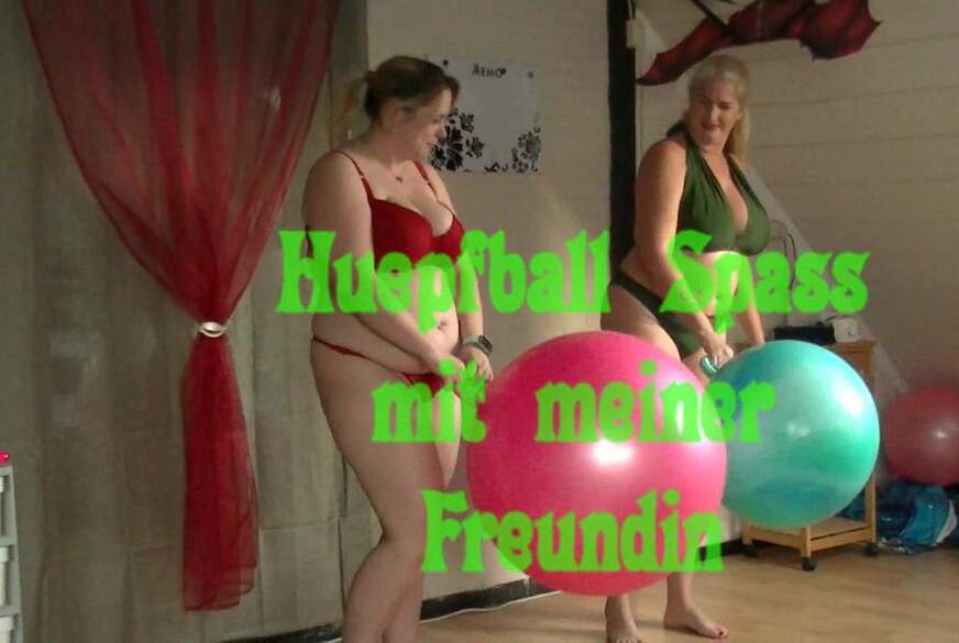 Hüpfball Spass mit meiner Freundin von MilfUlrike pic1
