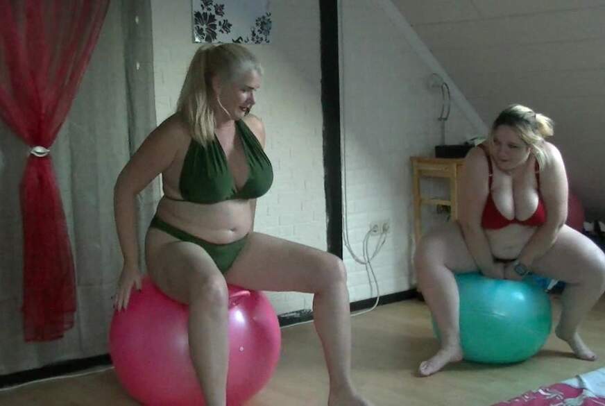 Hüpfball Spass mit meiner Freundin von MilfUlrike pic2