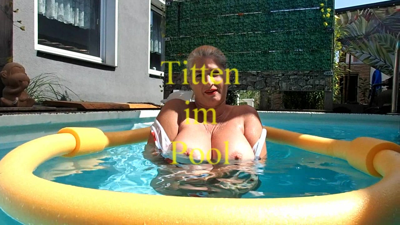 Titten im Pool Das tolle Wetter gestern mal genutzt und ich habe die poolzeit eröffnet. kommst du mit in den pool, alleine macht es ja nicht so viel Spaß. komm ich zeige dir auch meine prallen Titten im Wasser …hihi und nicht nur die …