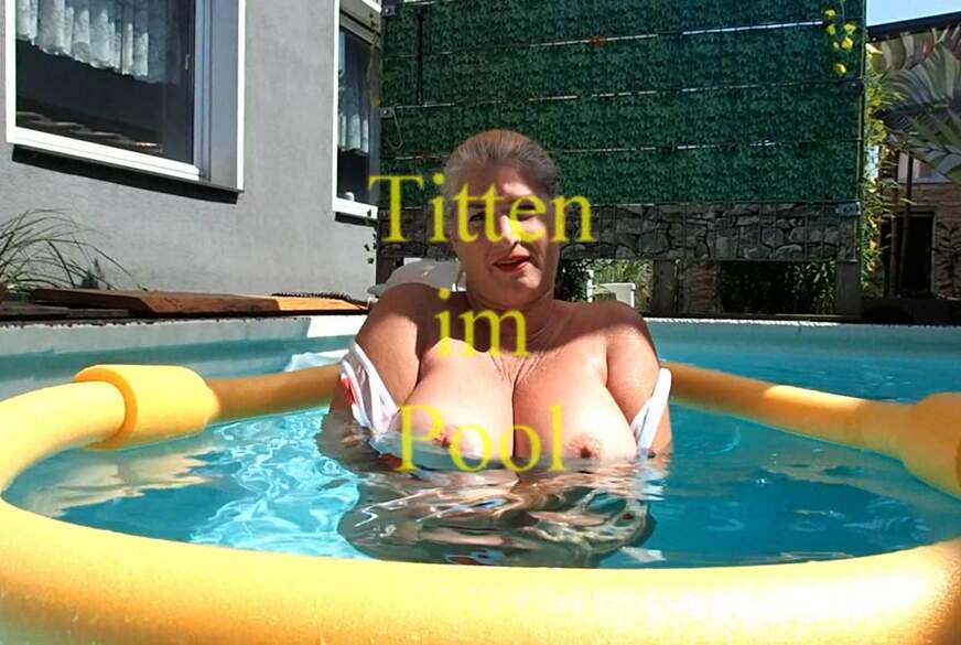 Titten im Pool von MegaTitten pic1