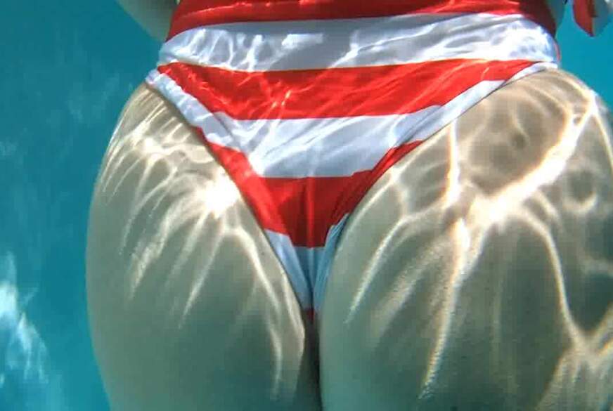 Titten im Pool von MilfUlrike pic2
