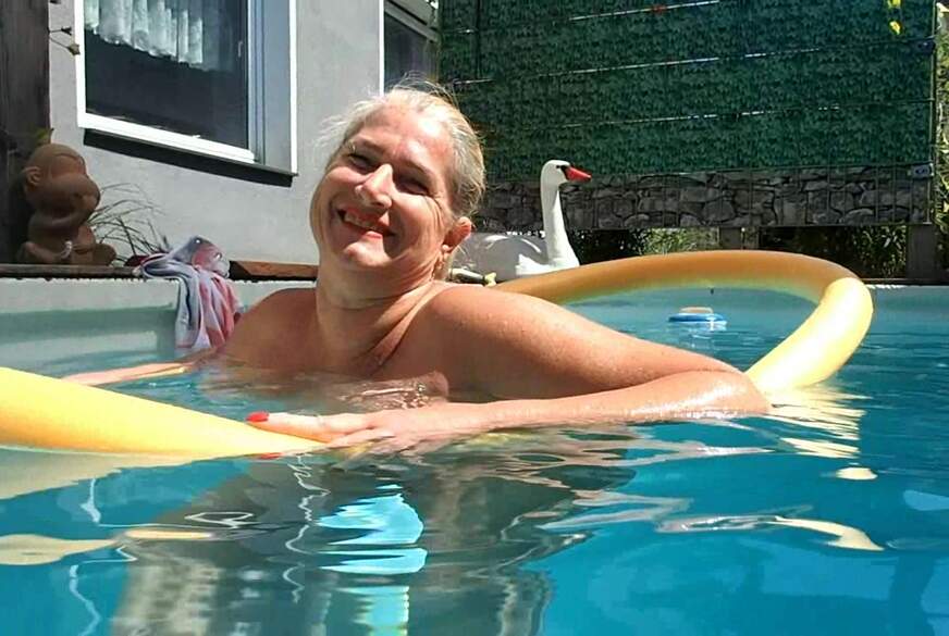 Titten im Pool von MilfUlrike pic3