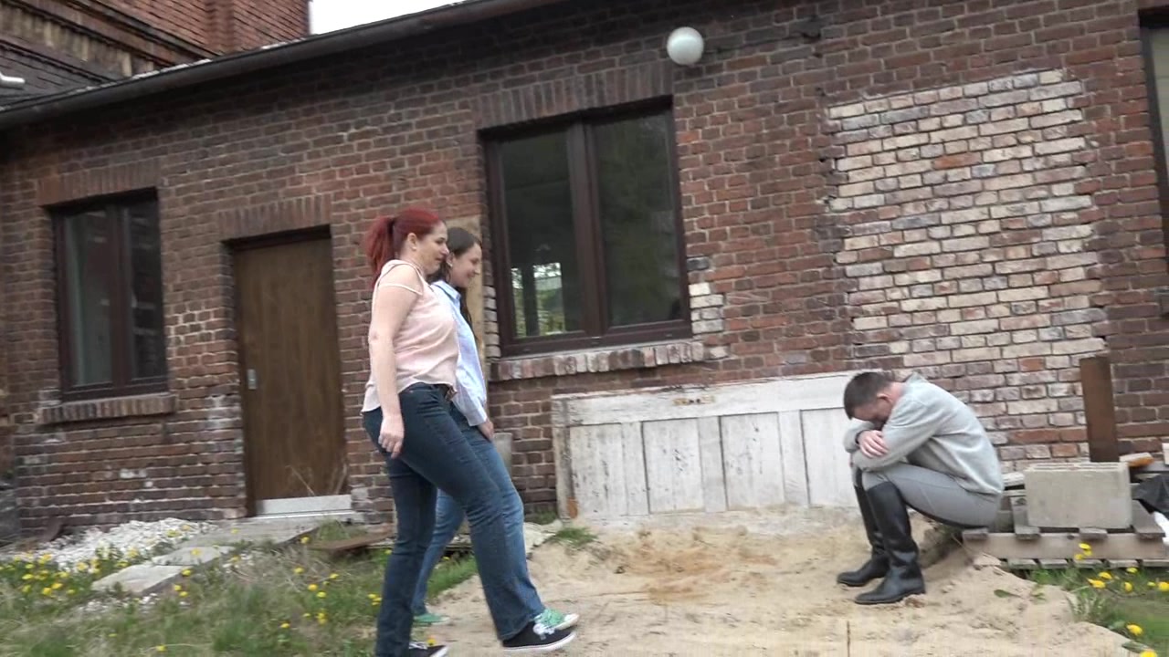 Der Spanner und Wichser stand wieder am Fenster , aber diesmal griffen wir uns ihn , dich machen wir fertig , schnell lag er am Boden , ein paar Tritte und schön standen wir auf ihm , das bekommst du jedes Mal wenn wir dich erwischen und noch viel mehr