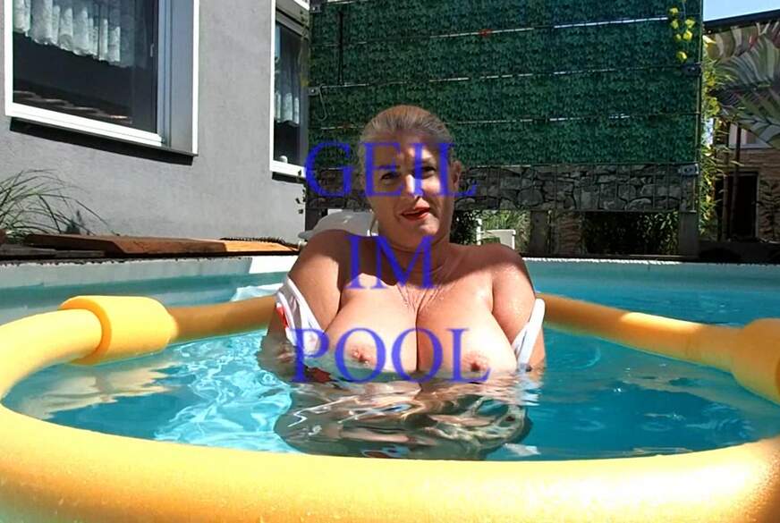 GEIL im Pool von MegaTitten pic1