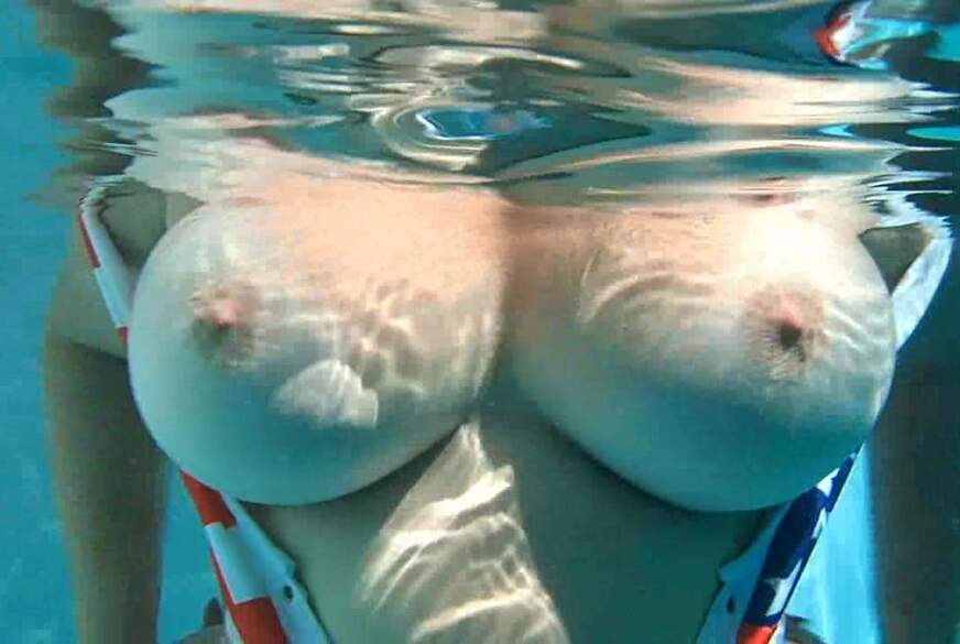 GEIL im Pool von MegaTitten pic2
