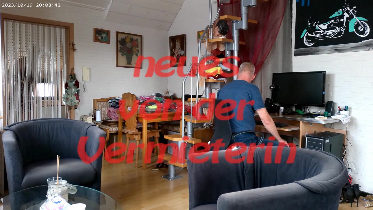 Omg mein Mieter war mal wieder im Rückstand, also stattete ich Ihm einen Besuch ab , hmm, nicht sehr aufgeräumt , aber egal..jetzt geht es erstmal um die  Miete , bar oder in Naturell ,, also nahm  ich erstmal eine Anzahlung von ihm.. werde wohl täglich kommen müssen grins