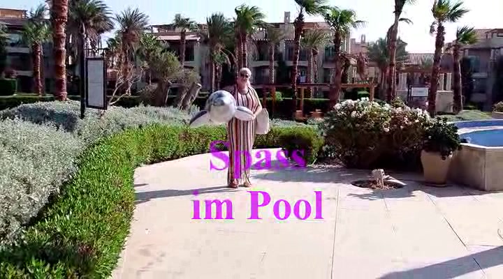 Ein harmloses grins Video aus dem Urlaub , ein im Wasser mit meinen Gummidelphin rumtollen