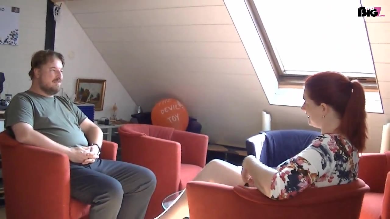 er wollte mir bei der Plaung des Geburtstages meines Freundes helfen...nur weil ich Ihn nach nach seinen Rat für das Geschenk fragte würde er wohl geil...plötzlich fummelte er an mir rum und dann lagen wir schon auf dem Bett.....ich kann es einfach nicht lassen