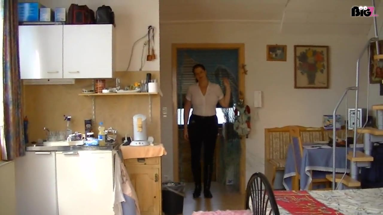 jetzt reite ich DIch zu...sagt er zu mir...und ich mußte mich erst vor Ihn knien und seinen harten Schwanz blasen....und dann schob er mir seinen dicken Knüppel von hinten ins die nasse Fotze...uhhh....geil so mag ich dominate Kerle