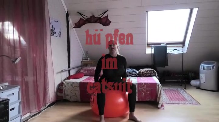 Ein geiler userwunsch den ich gerne erfülle ,schau mir zu wie ich in meinem glanzcatsuit auf dem Hüpfball Spaß haben