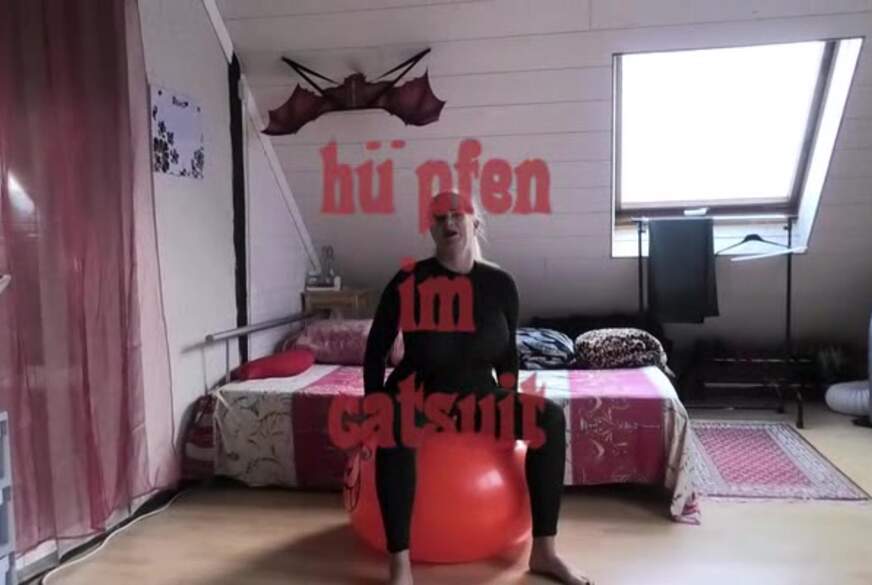 huepfen im glanzcatsuit von MegaTitten pic1