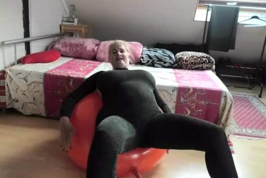 huepfen im glanzcatsuit von MilfUlrike pic2