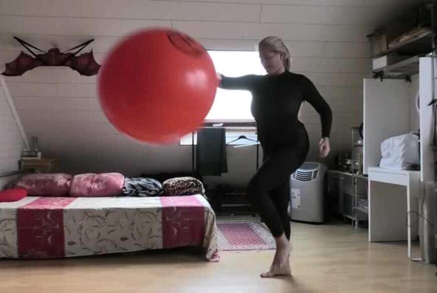 huepfen im glanzcatsuit von MilfUlrike pic3