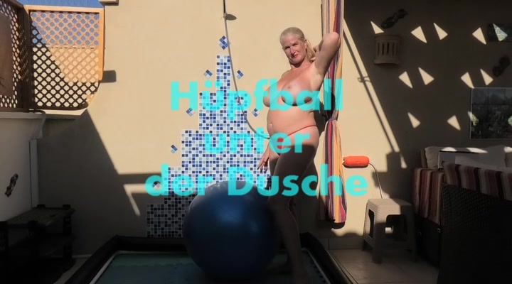 Hüpfball unter der Dusche neues geiles Fetish Video, diesmla nehme ich ihn mit unter die outdoor dusche
