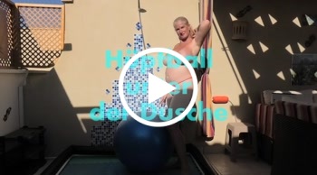H&uuml;pfball unter der Dusche