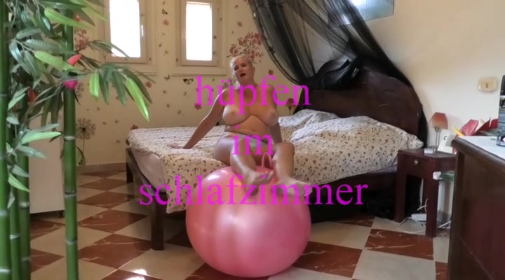 hüpfen im Schlafzimmer Hmmm ich liebe es auf dem Ball zu hüpfen und mir die Muschi dabei zu massieren , da werdejch immer geil und nass , was mir gerade fehlt .. ein geiler harter schwanz den ich reiten kann