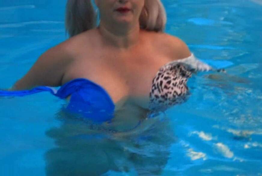 geiles neues outfit - ab an den  Pool von MegaTitten pic3