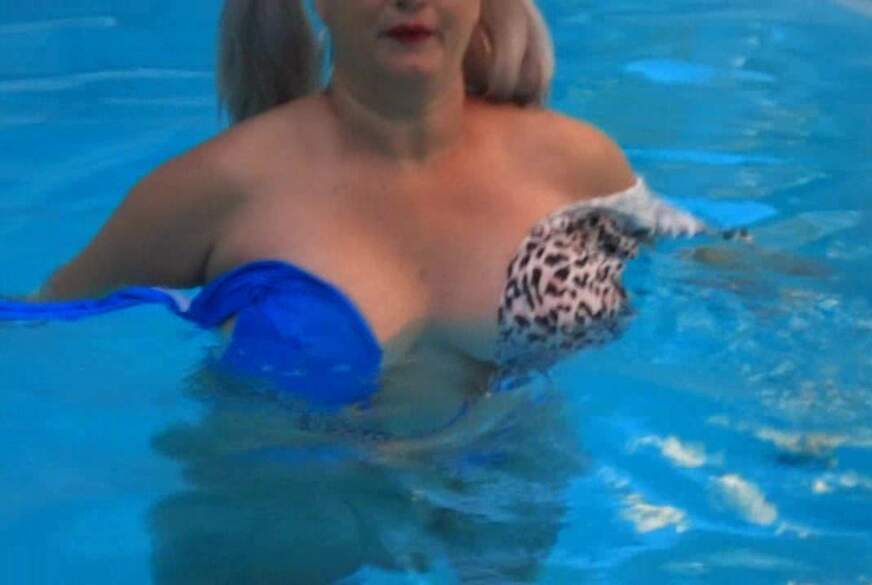 geiles neues outfit - ab an den Pool von MegaTitten pic3