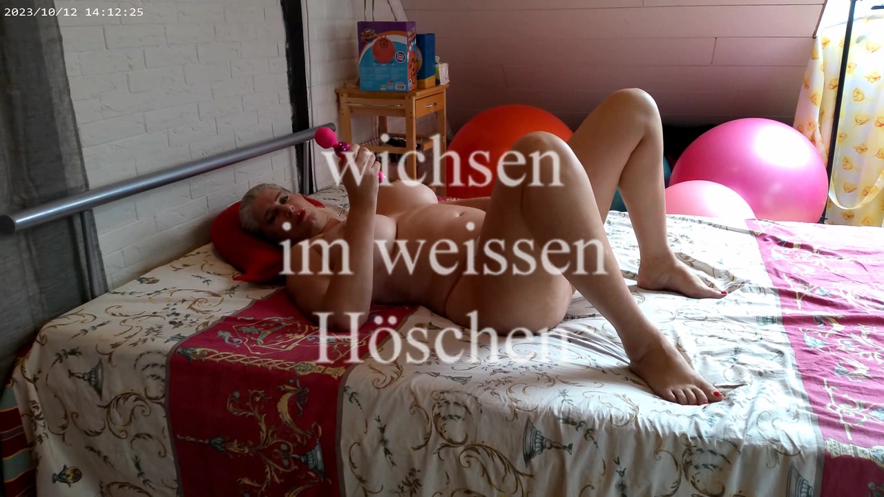 Möchtest Du sehen wie geil ich meine nasse Spalte wichse und es mir so ricjtig geil besorge, schau dasweisse Höschen ist sich schon ganz feucht