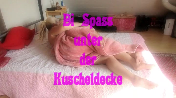 Bi Spass unter der KUscheldecke geiler bI Spass unter meiner weichen geilen Kuscheldecke, meine Freundin zu besuch und wir hatten grins eine Menge Spass - über un d unter der Decke
