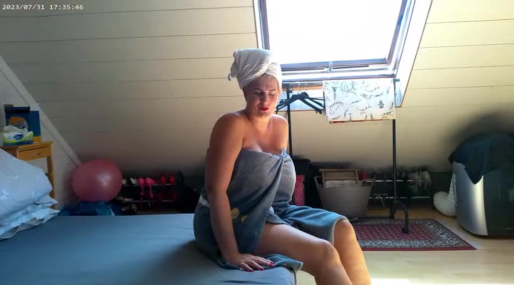 Füsse eincremen Nach dem Duschen muss man sich eincremen, besonders die Füsse brauchen eine gute Pflege, möchtes Du das übernehmen