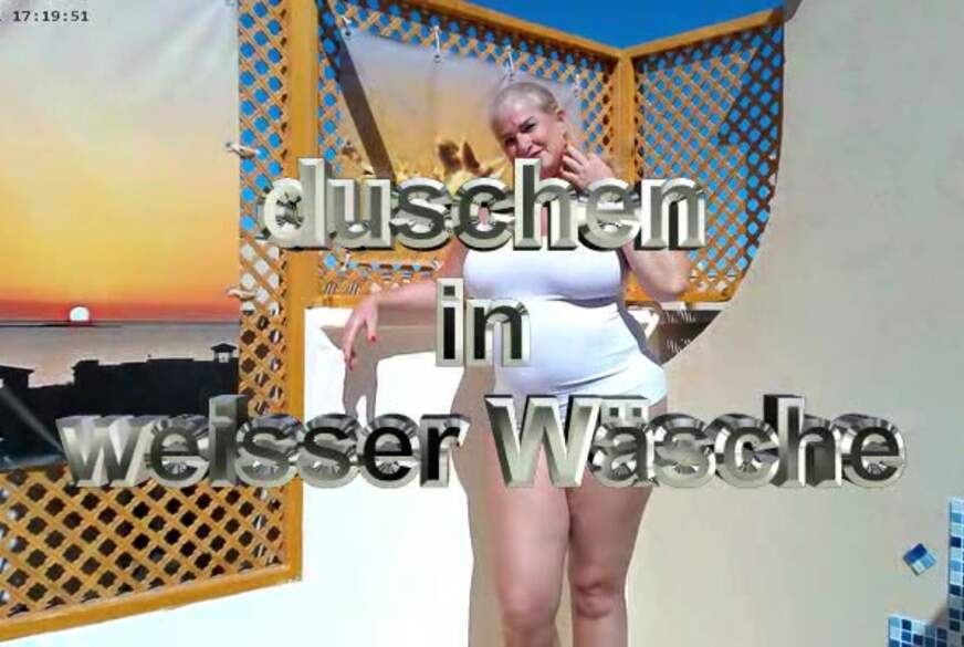 duschen in weißer Wäsche von MegaTitten pic1