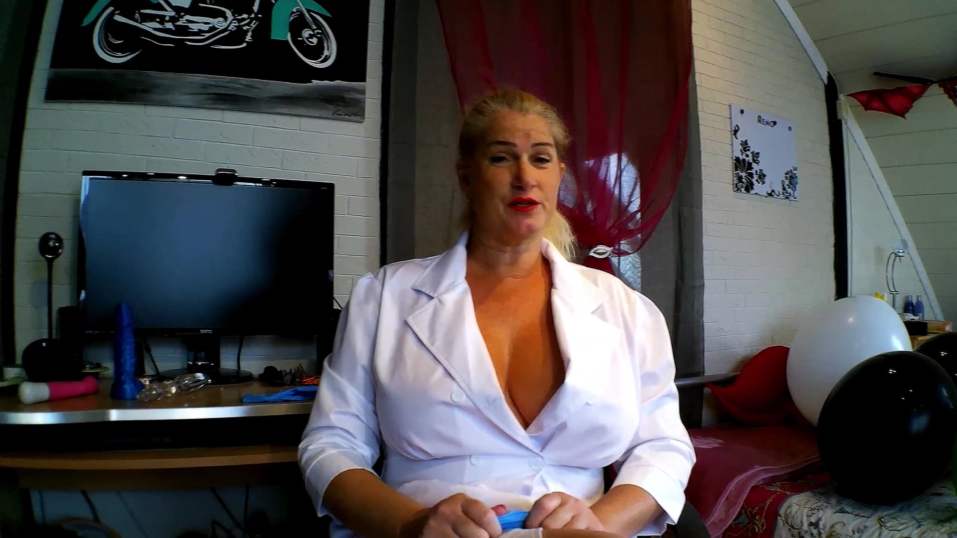 Dein Schwanz will nicht stehen , dann lass Frau Doctor Cindy mal an das Rohr, mit meiner speziellen Therapie werde ich deinen Kolben wieder einsatzbereit machen