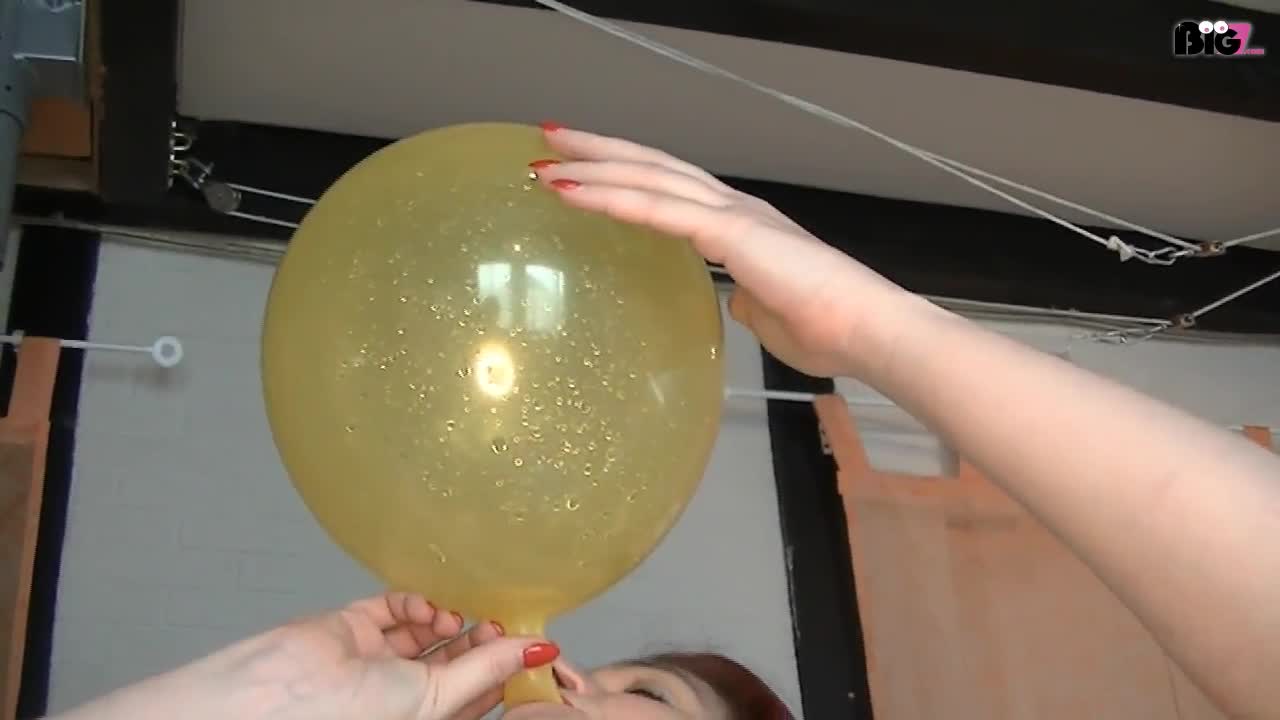 aufblasen,spielen,platzen lassen...zertretten...uhhh was man alles mit den Ballons machen kann...schau es Dir auch im letzten Teil an