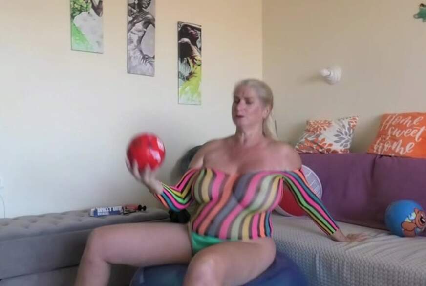 MilfUlrike: ich liebe Bälle spielst  du auch gerne damit