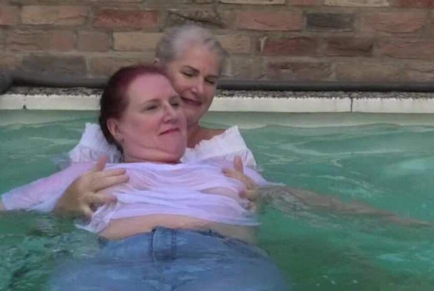MilfUlrike: pool Spaß zu zweit