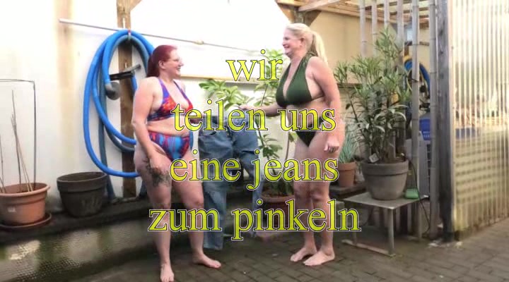wir teilen uns eine Jeans zum pinkeln meine Freundin und ich pissen in die selbe Jeans, wow was für ein feuchtes Vergügen
