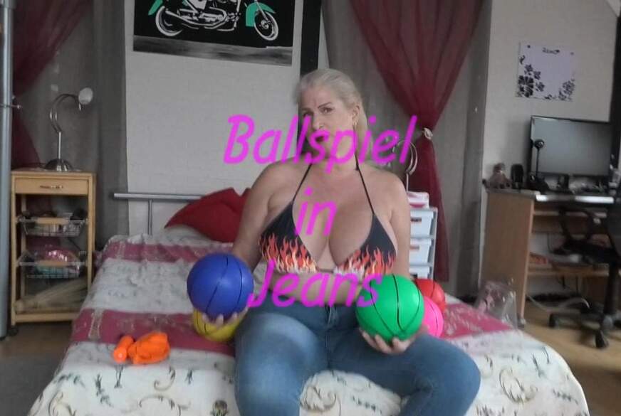 MilfUlrike: Ballspiel in Jeans