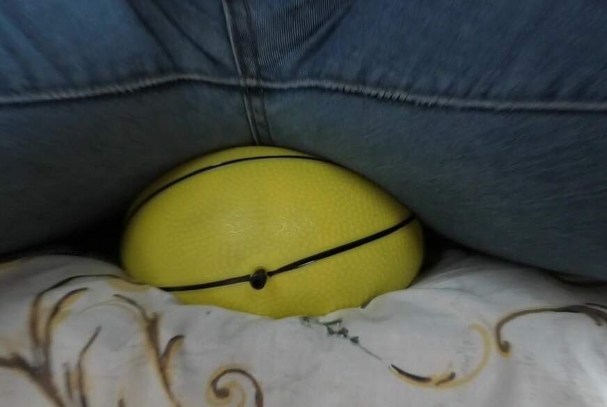 MilfUlrike: Ballspiel in Jeans