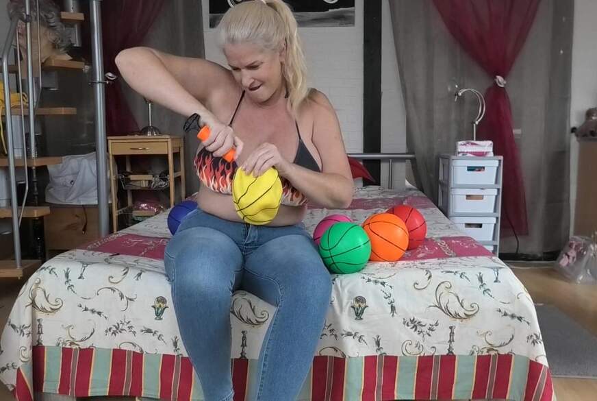 MilfUlrike: Ballspiel in Jeans