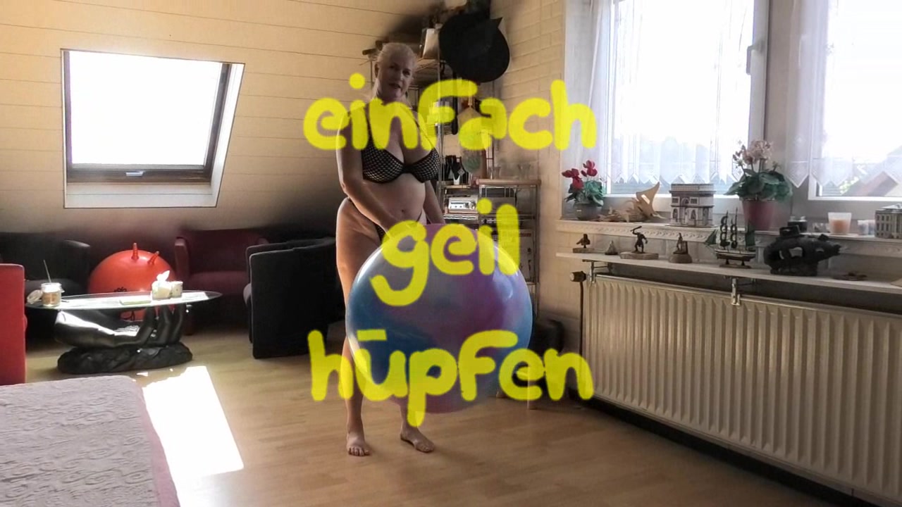 Sexy Hüpfball Spaß dad  die Titten geil schaukeln… ein geiler Anblick