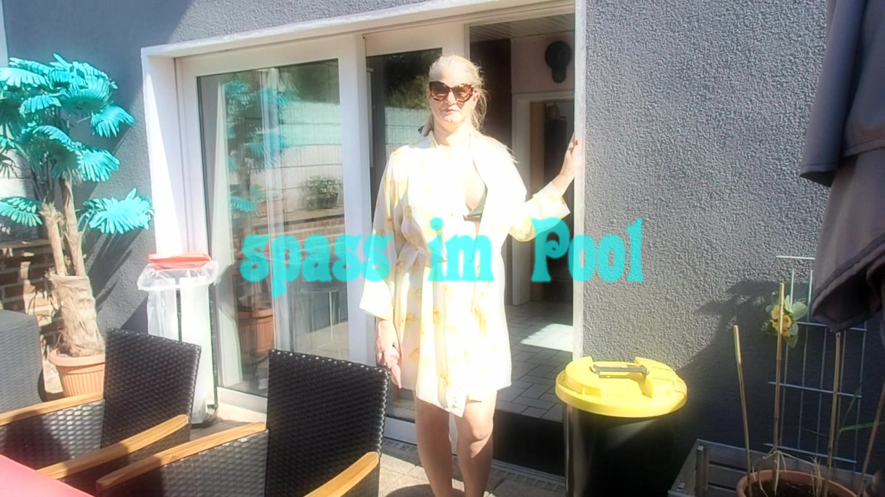 Viel spass im Pool Ich liebe es im Pool zum zu plantschen , gerne auch mal mit .. grins… Heute bin ich aber leider alleine , aber wenigstens habe ich einen Wasserball.. vielleicht steht du ja am Beckenrand und schaust mir zu