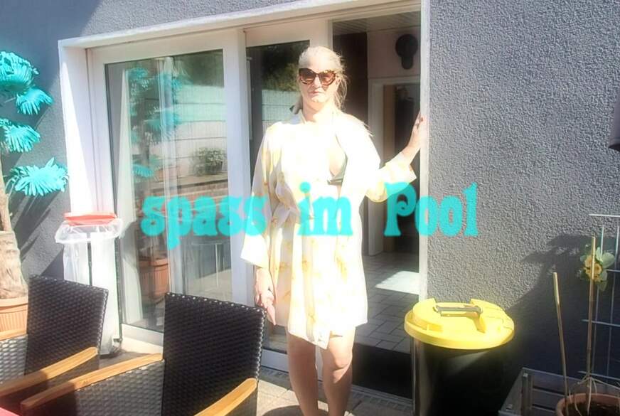 Viel spass im Pool von MegaTitten pic1