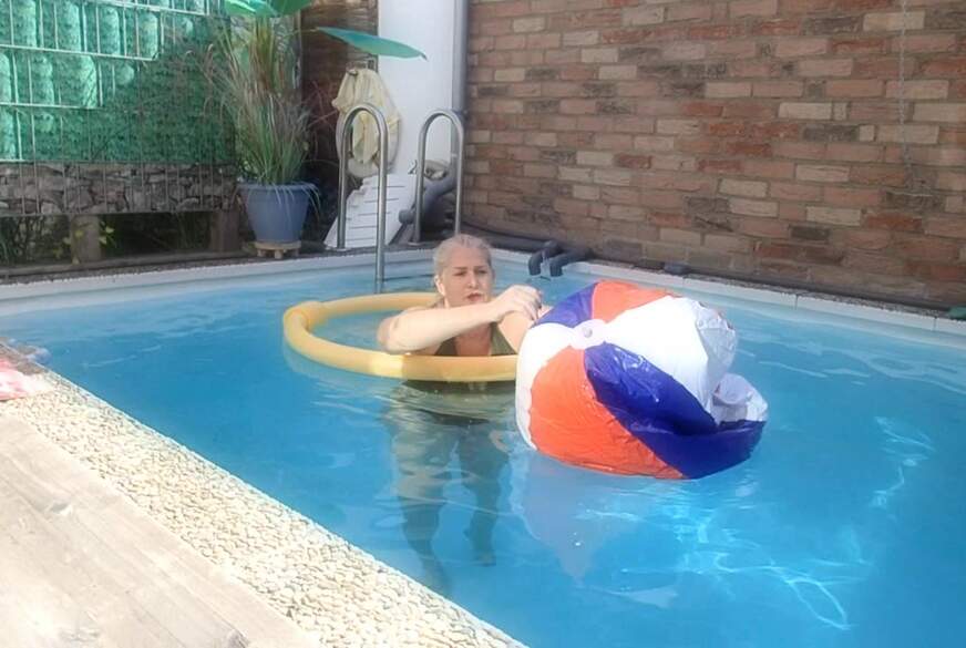 MilfUlrike: Viel spass im Pool