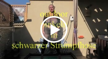 outdoor pinkeln in schwarzer Strumpfhose