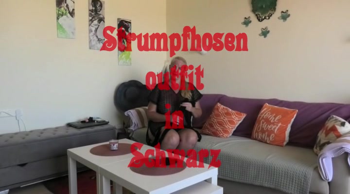 Ein geiles Outfit , das Oberteil schnell und einfach selber gemacht … meine dicken Titten sehen doch richtig gut dadrin aus oder… dann die Strumpfhose übe4 den arsch gezogen 7nd man hat ein geiles Outfit … wie gefalle ich Dir und das Fußteil  als Nylon Maske