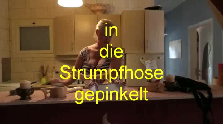 In die Strumpfhose gepinkelt Komm ich zeige Dir wie ich mich einnässe, mir Teil in die Strumpfhose pisse,. Heiß und feucht läuft es an meinen Beinen runter auf den Boden