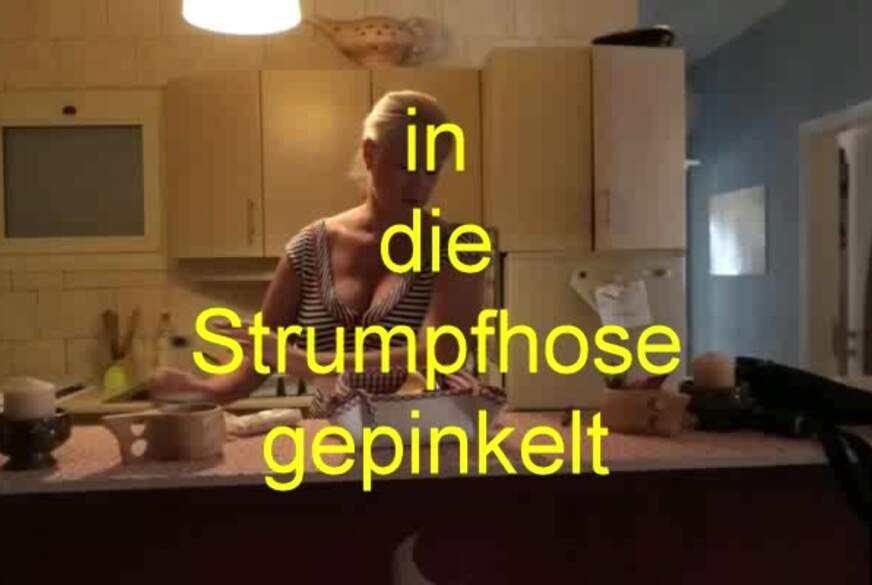 MegaTitten: In die Strumpfhose gepinkelt