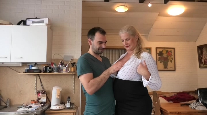 sein erster Sex hmmm der junger Kerl uas der Nachbarschaft, nett höflich und etwas schüchtern, aber seine Blicke sagten alles, also komm hab deinen erszenSex mit mir, als er merine dicken Titten in der Hand hatte würde er mutiger grins