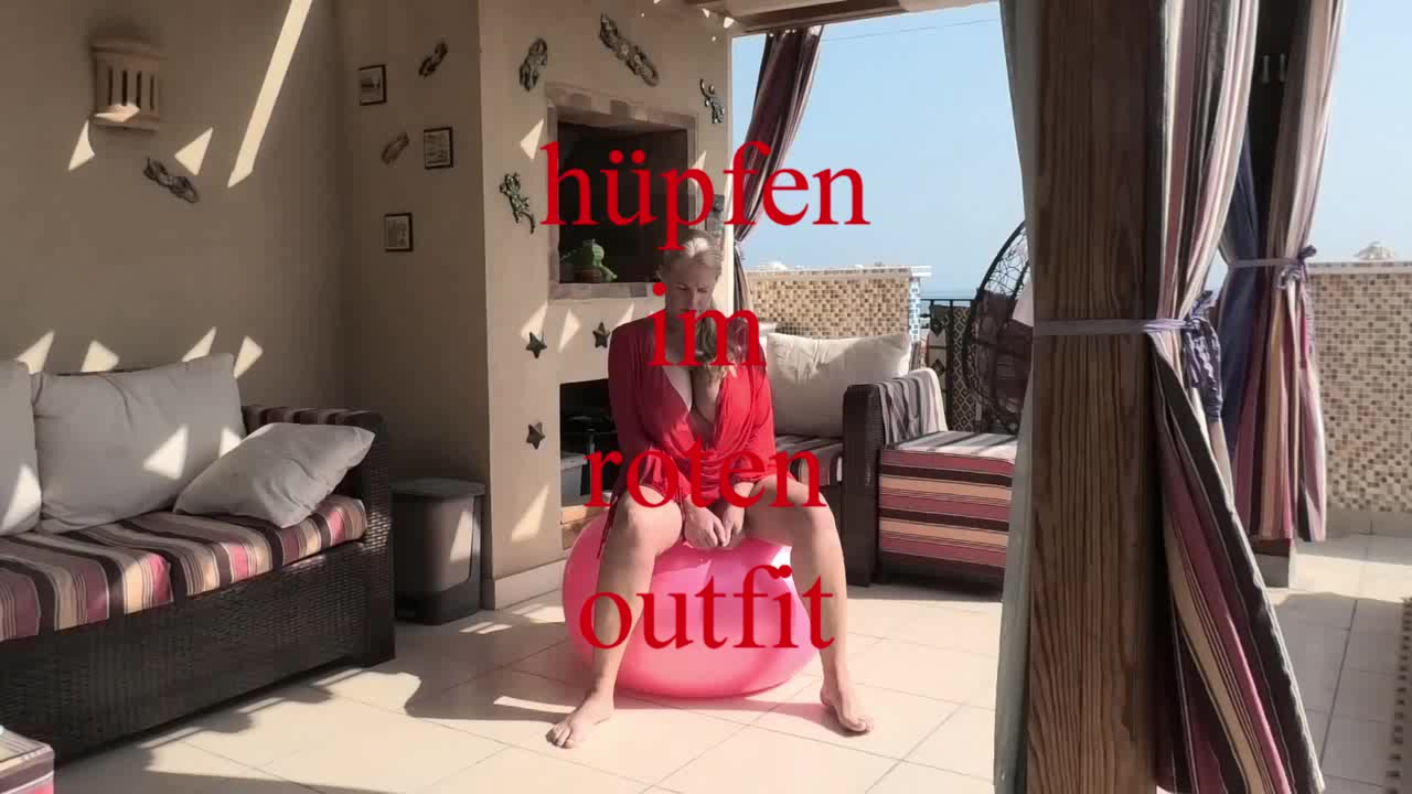 hüpfen im roten outfit Ein geiles neues Outfit, ein heißes Hüpfball Video…. Da schaukelt wirklich alles