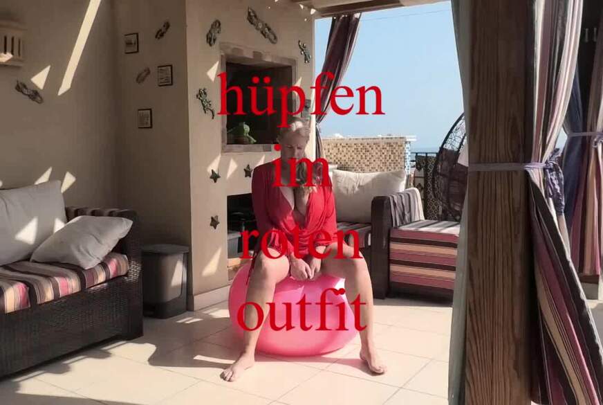 MilfUlrike: hüpfen im roten outfit