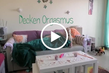 Ohhhh ein geiler Nachmittag, meine nasse Spalte juckte und was nass vor Geilheit, dann meine weiche Kuscheldecke die über die Haut rieb, zum Glück hatte ich zwei toys bereit gelegt … da war der orgasmus vorprogrammiert,