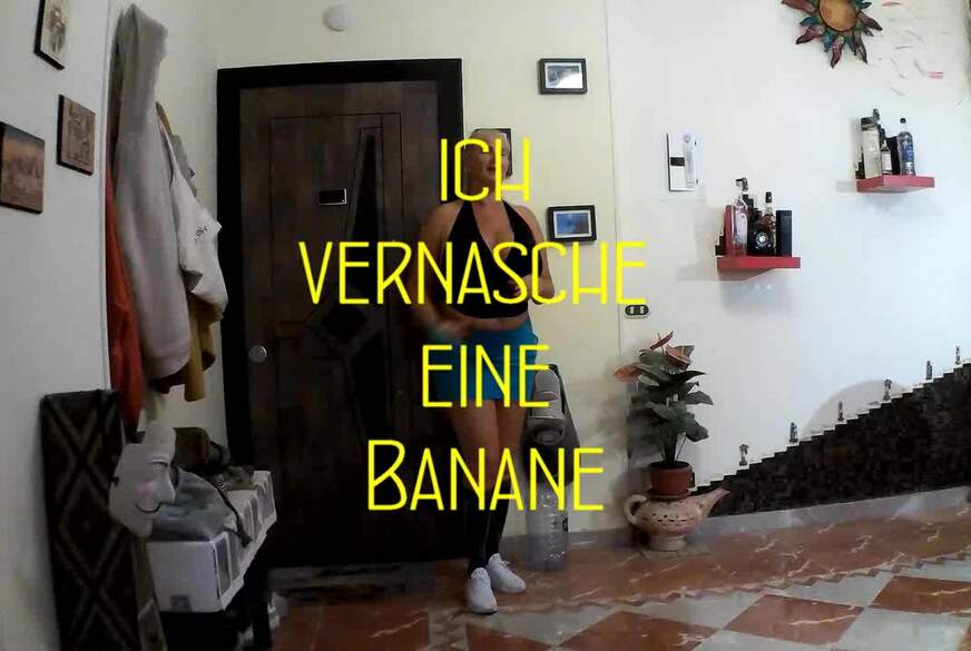 MilfUlrike: ich vernasche eine Banane