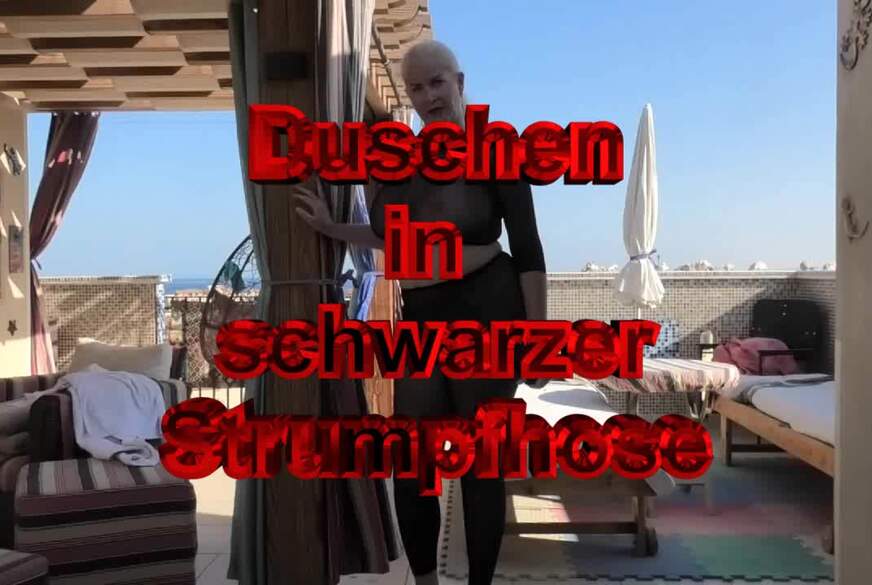 Duschen in schwarzer Dtrumpfhose von MegaTitten