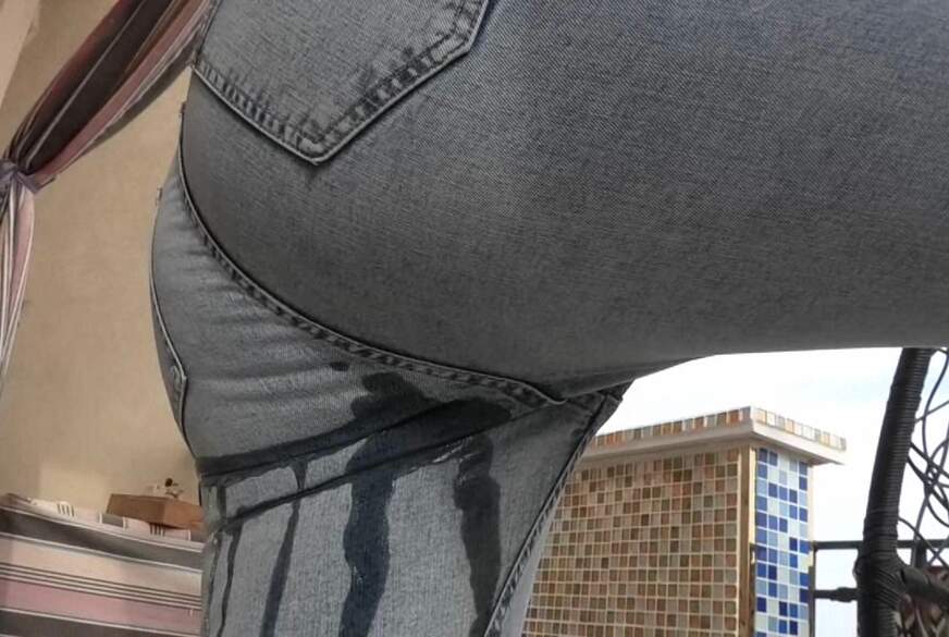 MilfUlrike: Geil in die Jeans gepinkelt